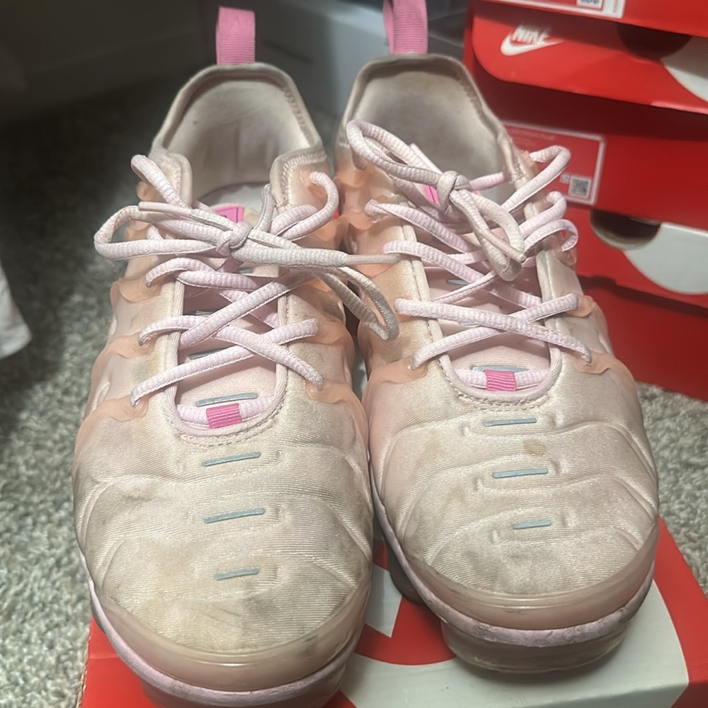 Nike VaporMax Plus Free Gift 🎁
Bubblegum Pink Sneakers 👟 Size 9 (Used Dirty) - Picture 10 of 12